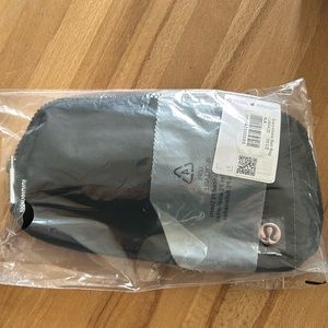 NWT Lululemon Everywhere Belt bag